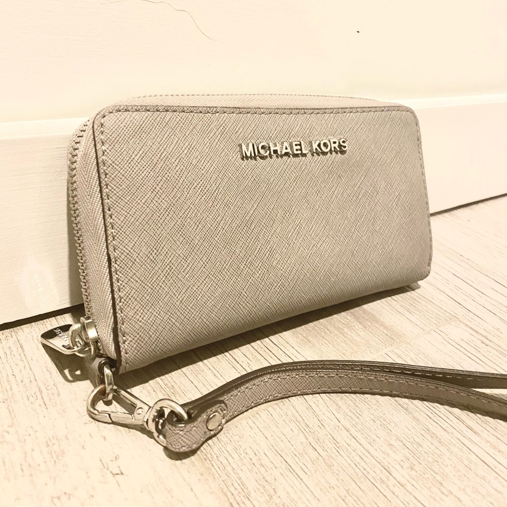 MICHAEL KORS FANS! PRICE DROP ALERT! Excellent MK Wristlet in Light Gray